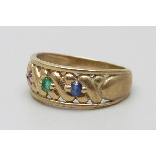 7013 - A 9ct gold ring set with an emerald, sapphire and ruby, 2.9g, N