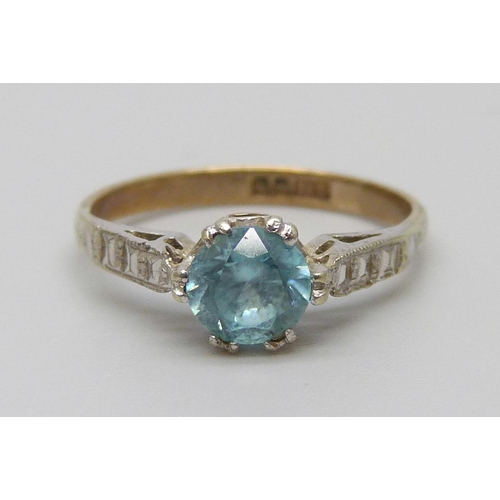 7017 - A 9ct gold ring set with topaz, 1.6g, H