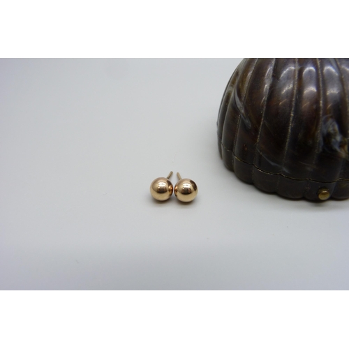 7018 - Two pairs of 9ct gold stud earrings, one set with pearls, 2.4g