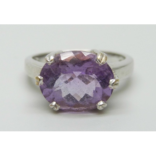 7019 - A 9ct white gold ring set with an amethyst, 4.5g, N