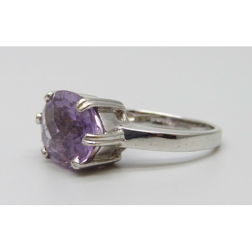 7019 - A 9ct white gold ring set with an amethyst, 4.5g, N