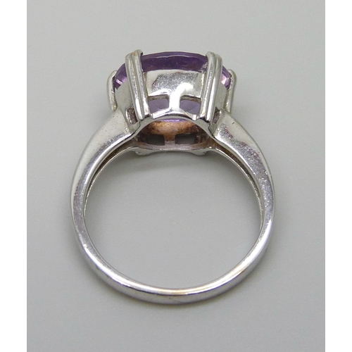 7019 - A 9ct white gold ring set with an amethyst, 4.5g, N