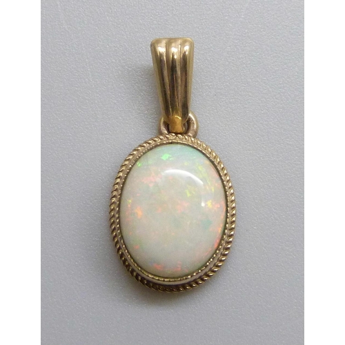 7020 - A 9ct gold pendant set with an opal, 1.3g, opal 8mm x 10mm