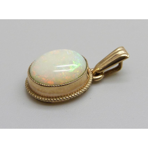 7020 - A 9ct gold pendant set with an opal, 1.3g, opal 8mm x 10mm