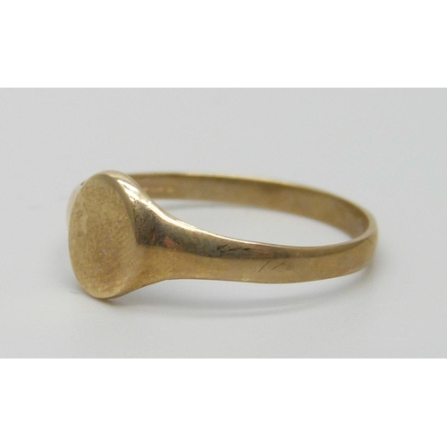 7021 - A 9ct gold signet ring, 1.3g, O