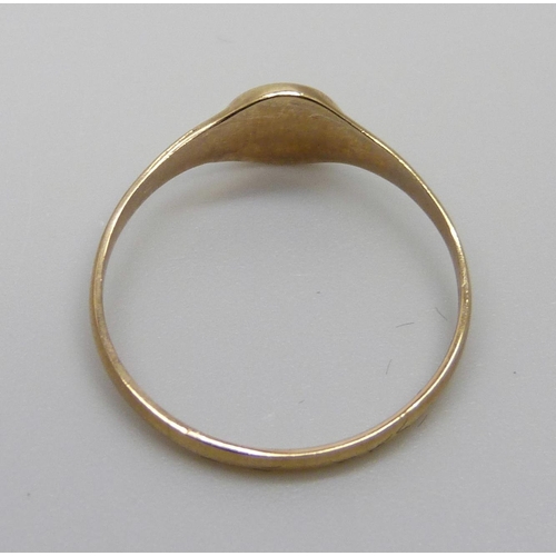 7021 - A 9ct gold signet ring, 1.3g, O