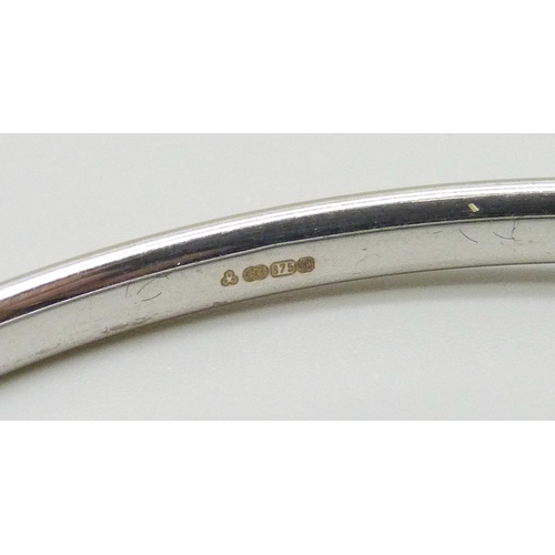 7023 - A 9ct white gold bangle, 3.8g, 52mm x 60mm, (dented)