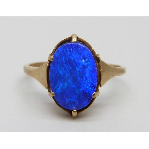 7027 - A 9ct gold doublet opal set ring, 1.8g, L