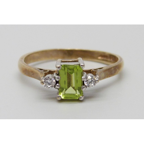 7030 - A 9ct peridot and diamond ring, 2.1g, O