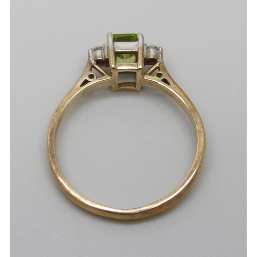 7030 - A 9ct peridot and diamond ring, 2.1g, O