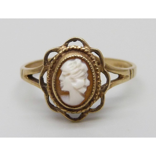 7040 - A 9ct gold cameo ring, 1.5g, K