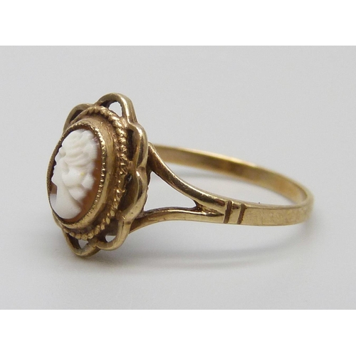 7040 - A 9ct gold cameo ring, 1.5g, K