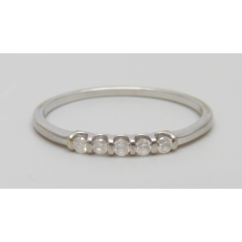 7042 - A 10k white gold and diamond ring, 1.3g, T/U