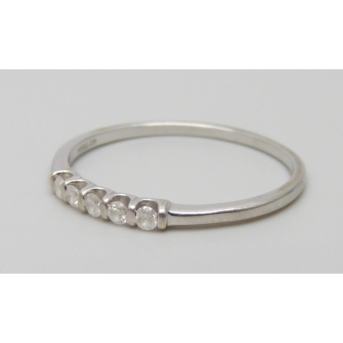 7042 - A 10k white gold and diamond ring, 1.3g, T/U