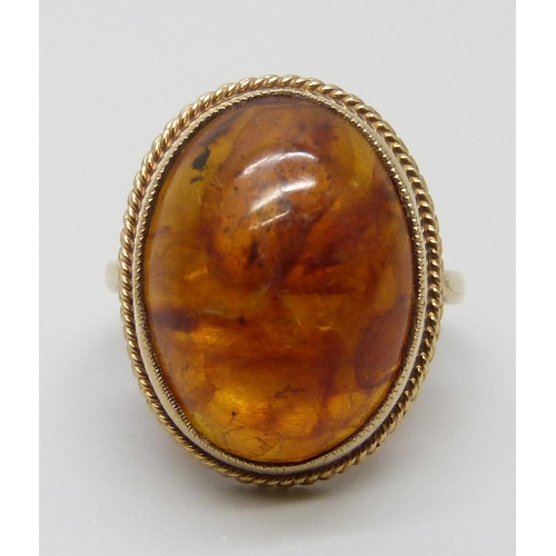 7044 - A 9ct gold and cabochon amber ring, 4.4g, K/L