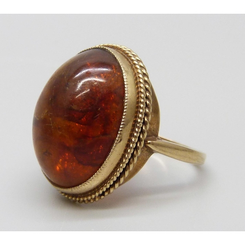 7044 - A 9ct gold and cabochon amber ring, 4.4g, K/L