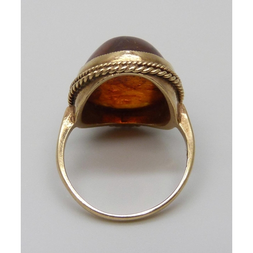 7044 - A 9ct gold and cabochon amber ring, 4.4g, K/L