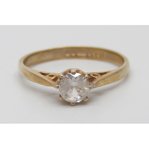 7045 - A 9ct gold ring set with a white spinel, 1.4g, K