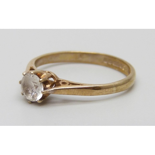 7045 - A 9ct gold ring set with a white spinel, 1.4g, K