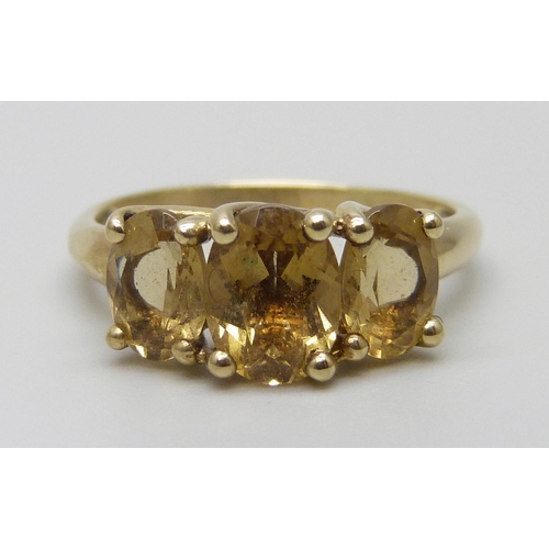 7046 - A 9ct gold citrine set ring, 2.5g, P