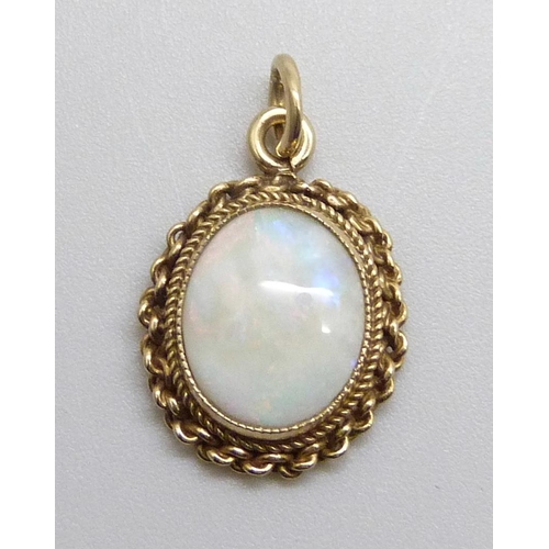 7051 - A 9ct gold pendant set with an opal, 1.4g, opal 9mm x 11mm