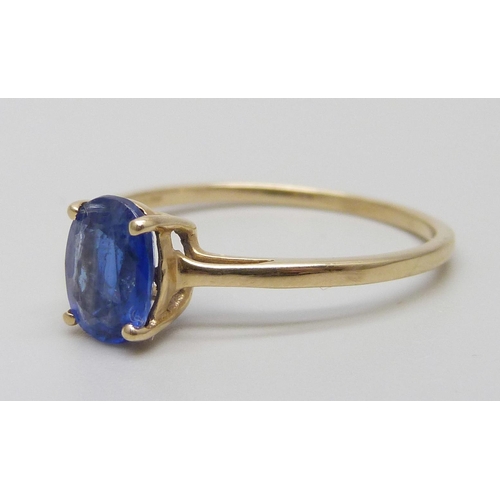 7053 - A 10k gold and blue stone ring, 1.8g, U