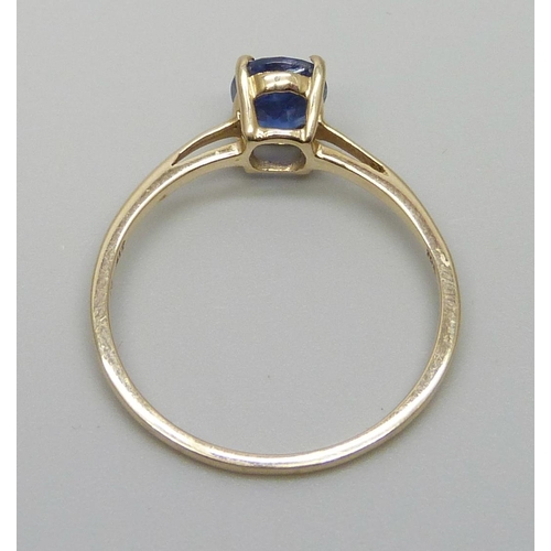 7053 - A 10k gold and blue stone ring, 1.8g, U