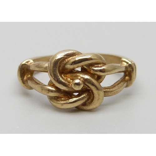 7055 - A small 9ct gold Celtic knot ring, 1.9g, E/F