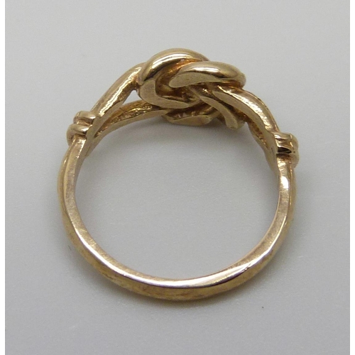 7055 - A small 9ct gold Celtic knot ring, 1.9g, E/F