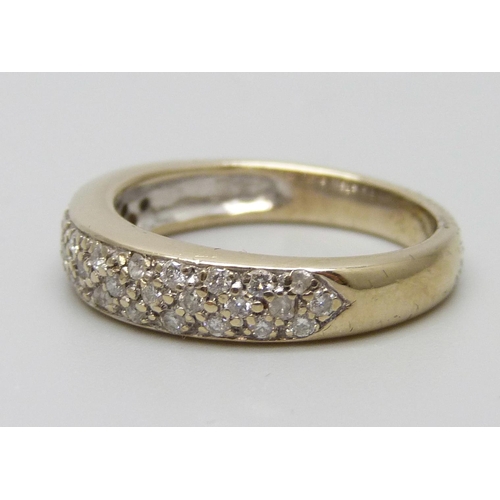 7075 - An 18ct gold ring set with diamonds, 5.6g, O