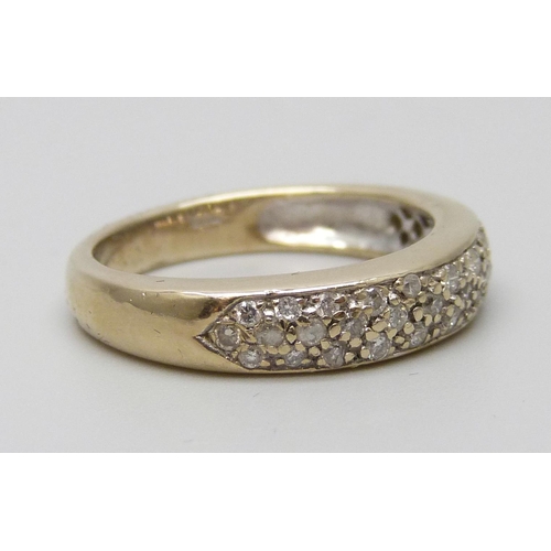 7075 - An 18ct gold ring set with diamonds, 5.6g, O