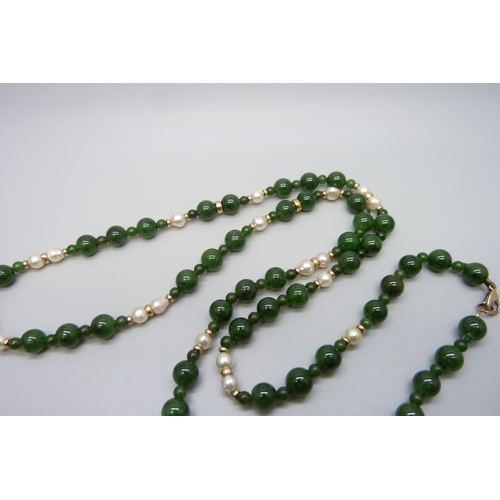 7091 - A jade and pearl necklace with 9ct gold clasp and spacers, 55g, 84cm