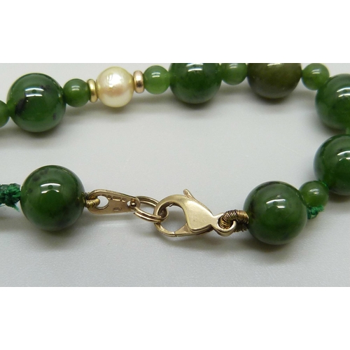 7091 - A jade and pearl necklace with 9ct gold clasp and spacers, 55g, 84cm