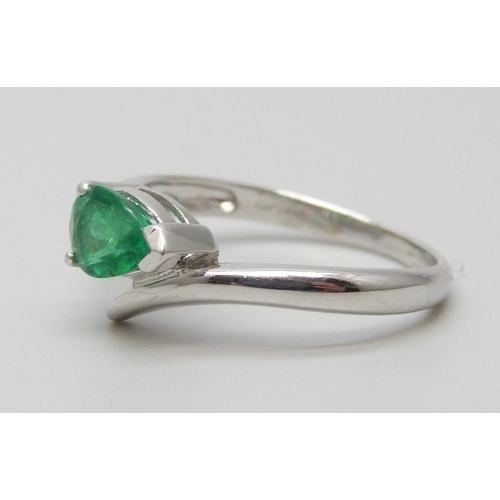 7094 - A 9ct white gold pear cut emerald ring, 2.2g, N