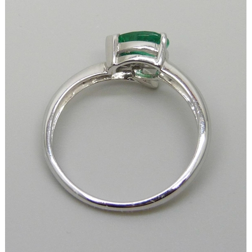 7094 - A 9ct white gold pear cut emerald ring, 2.2g, N