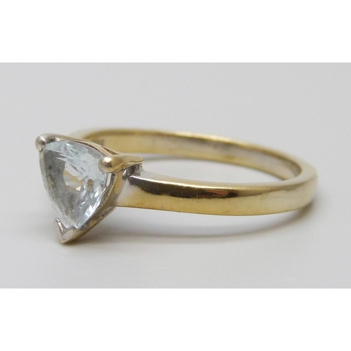 7096 - A silver gilt trilliant cut blue stone ring, S