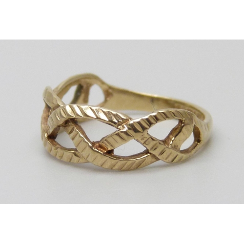 7098 - A 9ct gold Celtic design ring, 1.1g, E