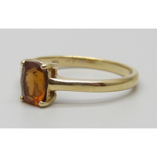 7099 - A 9ct gold Kurundu garnet ring, 1.8g, N/O