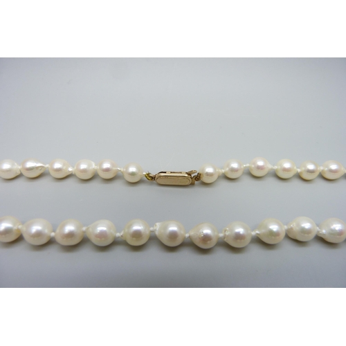 7106 - A pearl necklace with a 9ct gold clasp, 23.4g, 45.5cm, and a plastic bead necklace