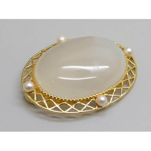 7107 - A silver gilt Gemporia white agate and pearl pendant, 3.8cm, with certificate