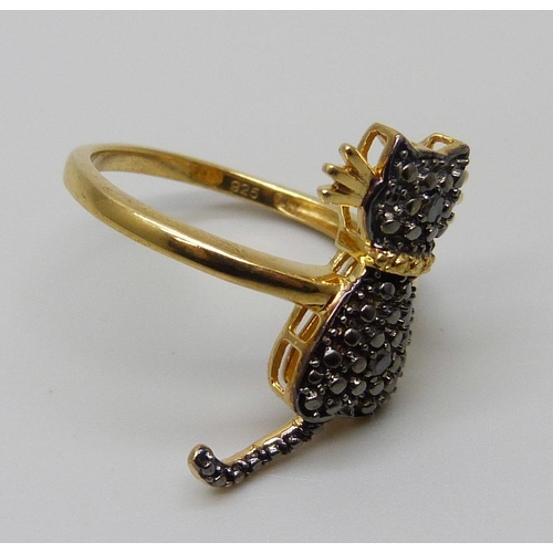 7109 - A silver gilt black cat ring set with diamond accents, T