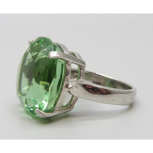 7116 - A statement silver green stone ring, stone 1.9 x 1.8cm, 11g, O