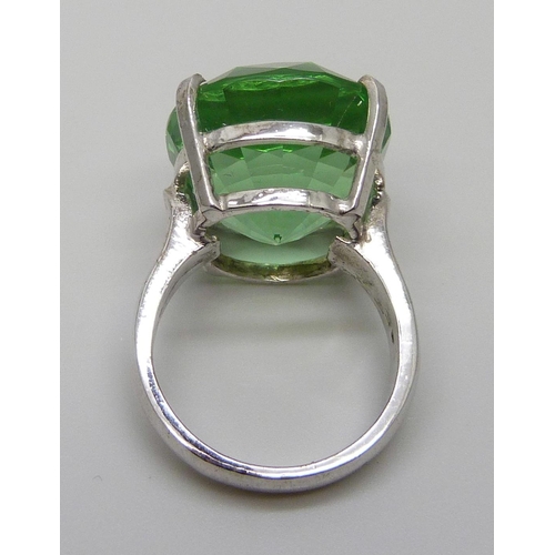 7116 - A statement silver green stone ring, stone 1.9 x 1.8cm, 11g, O