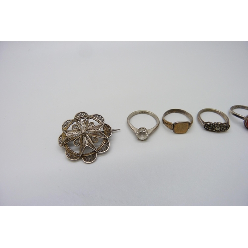 7120 - A collection of fine silver rings and a white metal filigree brooch, 14g