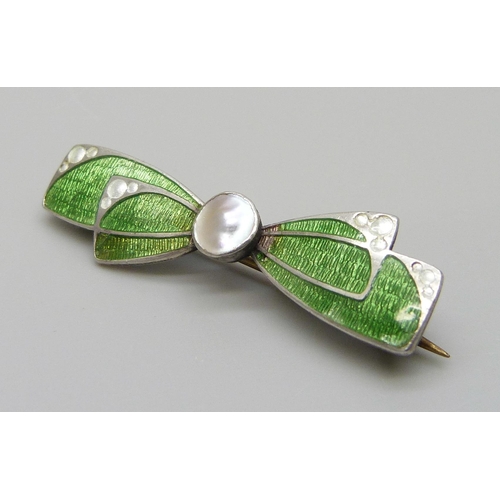 7122 - A Charles Horner silver brooch set with a pearl and guilloche green enamel, 3.5g, 4cm