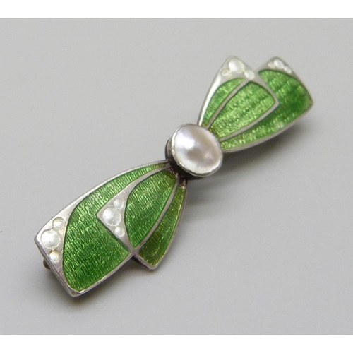 7122 - A Charles Horner silver brooch set with a pearl and guilloche green enamel, 3.5g, 4cm