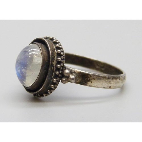 7124 - A silver and moonstone ring, 3.5g, T