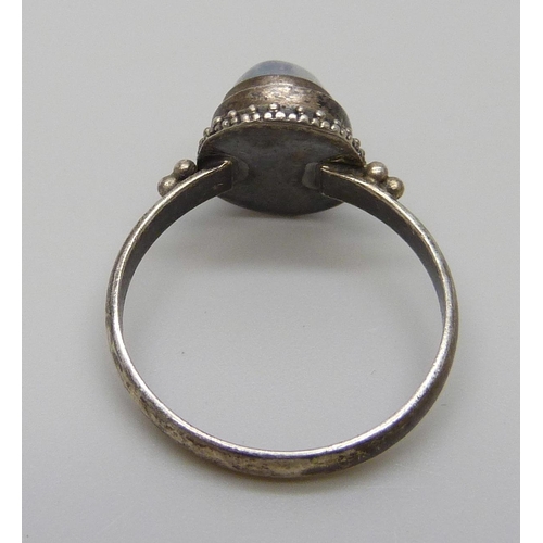 7124 - A silver and moonstone ring, 3.5g, T