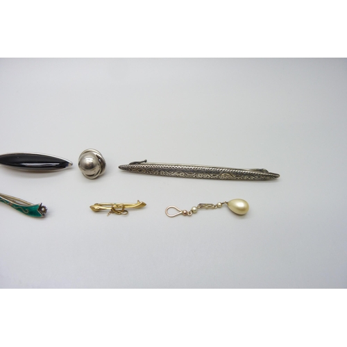 7129 - A 9ct gold and paste set ring, 2.8g, N, a/f, a Victorian bar brooch, an enamelled bar brooch, a yell... 