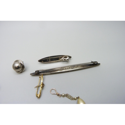 7129 - A 9ct gold and paste set ring, 2.8g, N, a/f, a Victorian bar brooch, an enamelled bar brooch, a yell... 